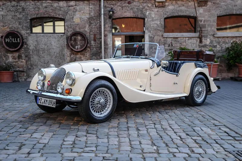 Morgan 4/4 Four-Seater Partially restored Accident-free 3rd hand 3.500 € Investment Complete leather refurbishment Original paint Cover German first delivery (1976)