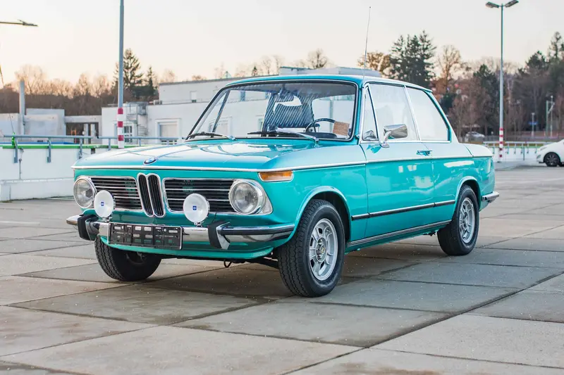 BMW 2002 ti conversion collector's hand turquoise blue metallic (1973)