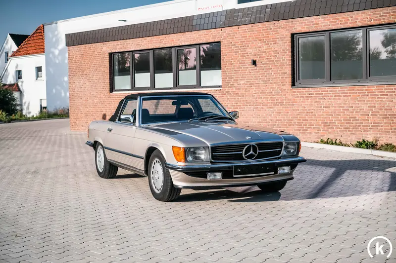 Mercedes-Benz R107 300 SL Gullideckel rims electric windows from private collection (1988)