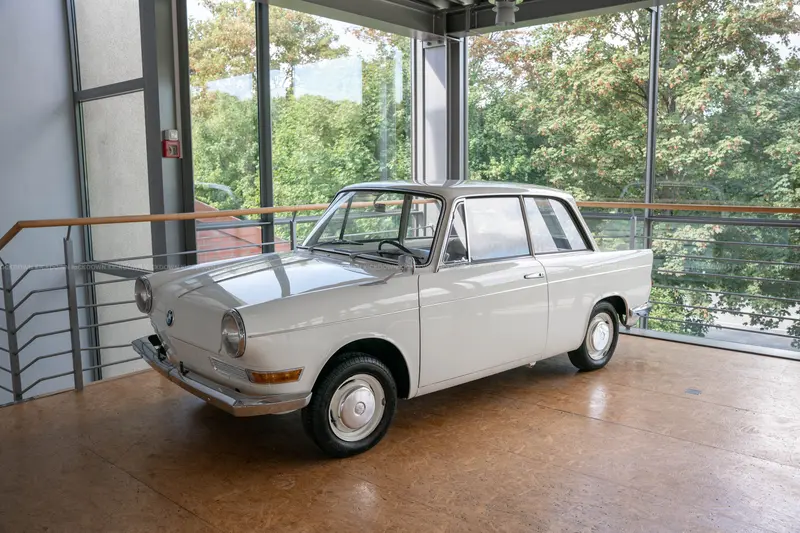 BMW 700