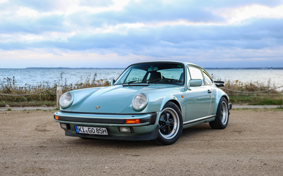 Porsche 911 Carrera 3.2 (1985), deutsches Fahrzeug, Sonderfarbe Kristallgrün Metallic, PCCM-Radio, Scheckheft