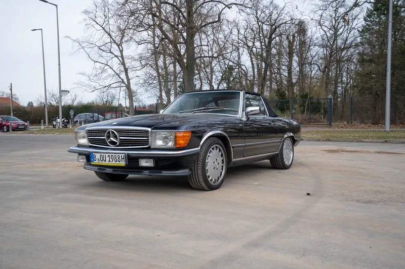 Mercedes-Benz 560 SL R107 (1988), with a grade of 2 on the inspection report, full service history, classic color combination