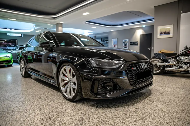 Audi RS4 Avant 450 PS Aus 1. Hand Unfallfrei Lückenloses Scheckheft 8-Fach-Bereift Aluminium-Schmiederäder Neue Bremsen Deutsche Erstauslieferung (10/2020) Vmax: 280Km/h!