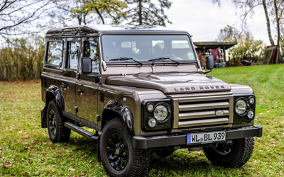 Land Rover Defender 110' Rough II Limited Edition geringe Laufleistung lückenloses Scheckheft Nara Bronze 1 von 100 Aus 2. Hand (2013)