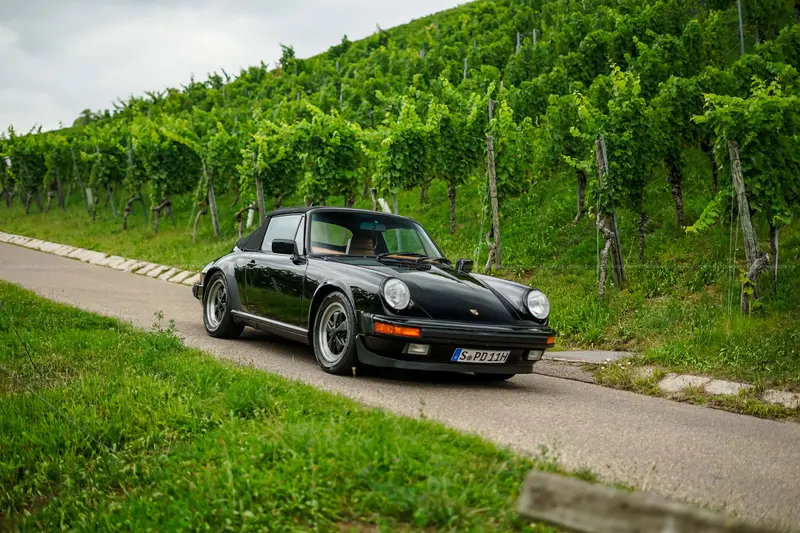 Porsche 911 Carrera 3.2 Cabriolet (1984), conversion from Targa to convertible, extensive investment, rare color combination, Classic Data Note 2