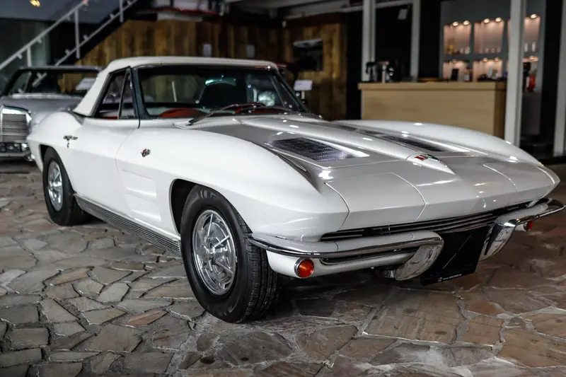 Chevrolet Corvette C2 327ci V8 Stingray in Ermine White Restauriert H-Kennzeichen Matching Numbers (1963)