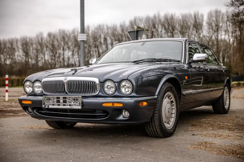 Jaguar XJ 308 Daimler TÜV Approved Immediately ready to drive Restored Leather upholstery Restored Very well-kept overall condition (2001)