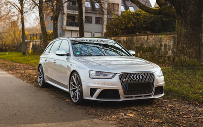 Audi RS4 Avant B8 (2013) in seltener Farbe, umfangreiche Sonderausstattung, 8-fach bereift