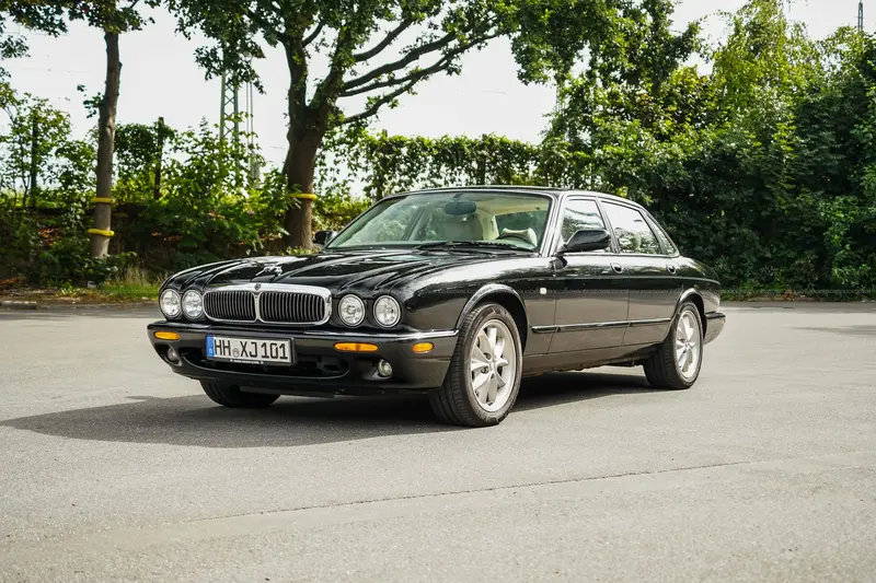 Jaguar XJ8 Executive (1999), comprehensive maintenance history, always well-maintained vehicle