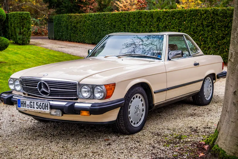 Mercedes-Benz R107 560SL niedrige Laufleistung Hellelfenbein (1986)