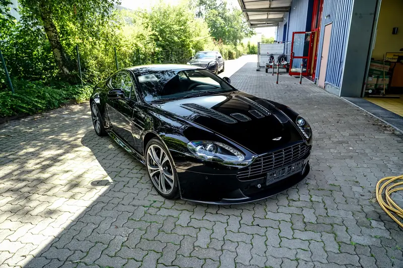 Aston Martin V12 Vantage Coupé Unfallfrei V12-Motor mit 517 PS Schalter 19 Zoll Alufelgen Rückfahrkamera aus privater Sammlung nur 39.331 km (2009)