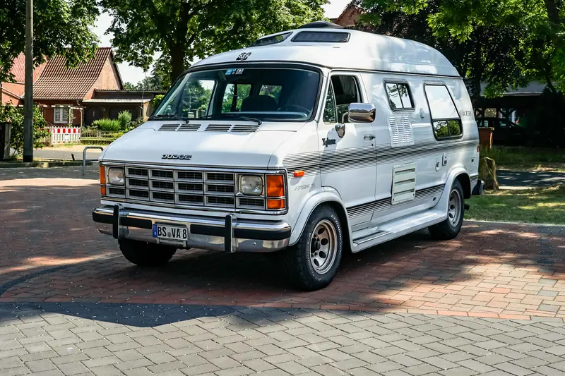 Dodge B-350 RAM Van/Camper Xplorer V8 Campingausbau mit Solaranlage aus 2. Hand (1991)