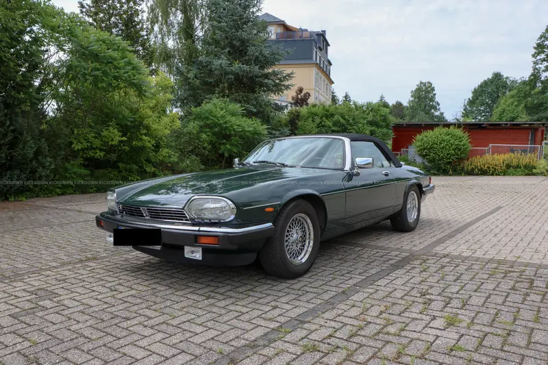 Jaguar XJS V12 Cabriolet (1989), klassische Farbkombination, originale Cibie-Scheinwerfer, Verdeck erneuert