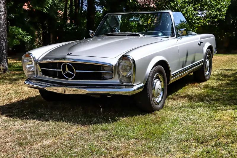Mercedes Benz W113 230 SL Pagoda little KM from 3rd hand preserved power steering radio (1966)