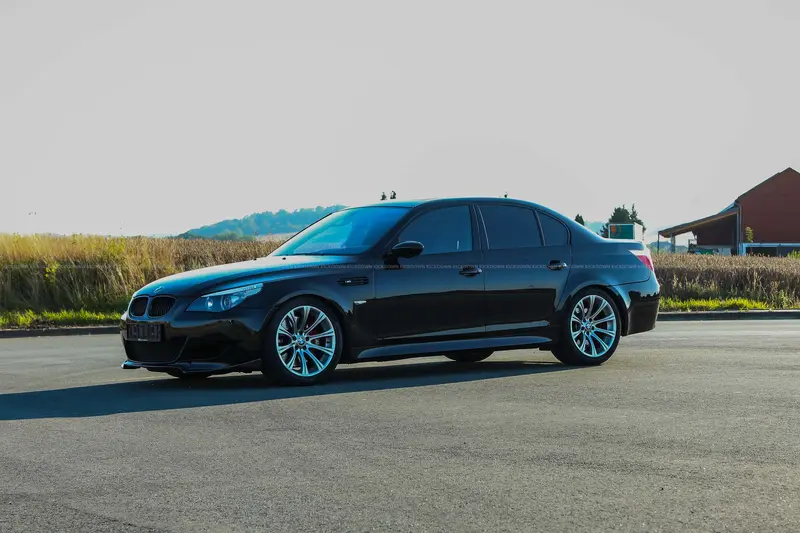 BMW E60 M5 (2006) in Saphirschwarz Metallic, erst 85.412km, sehr gepflegter Originalzustand