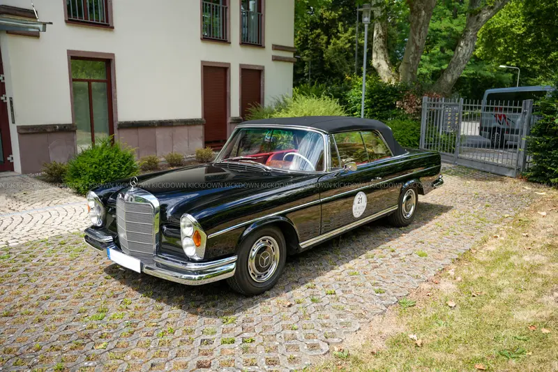 Mercedes-Benz 220 SE W111 Cabriolet (1963), Werkscabriolet, umfangreiche Restaurierung, klassische Farbkombination