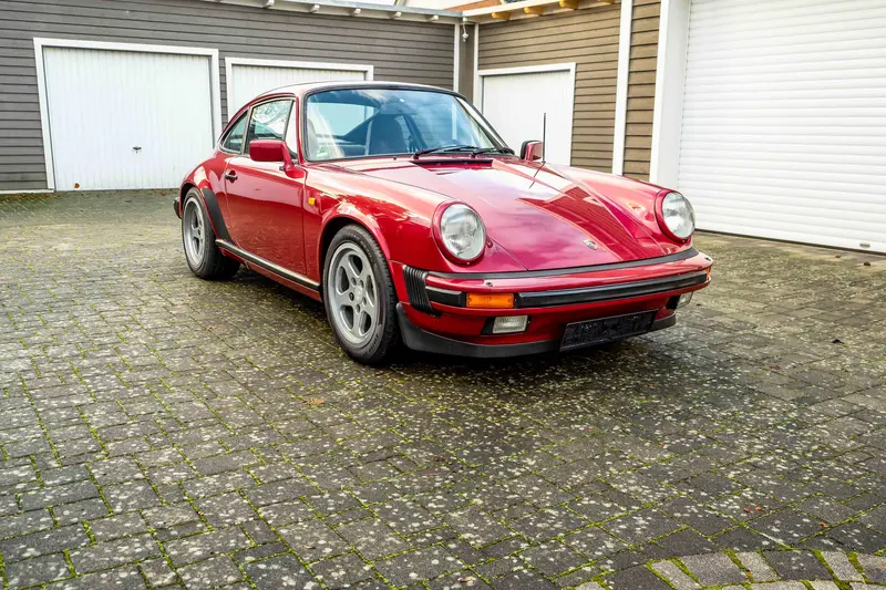 Porsche 911 3.0 SC Coupé Weinrot Metallic complete checkbook with German first delivery (1982)