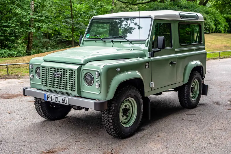 Land Rover Defender Heritage Edition aus 2.Hand nur 8.720 Km LED-Scheinwerfer Lederlenkrad Tempomat (2015)