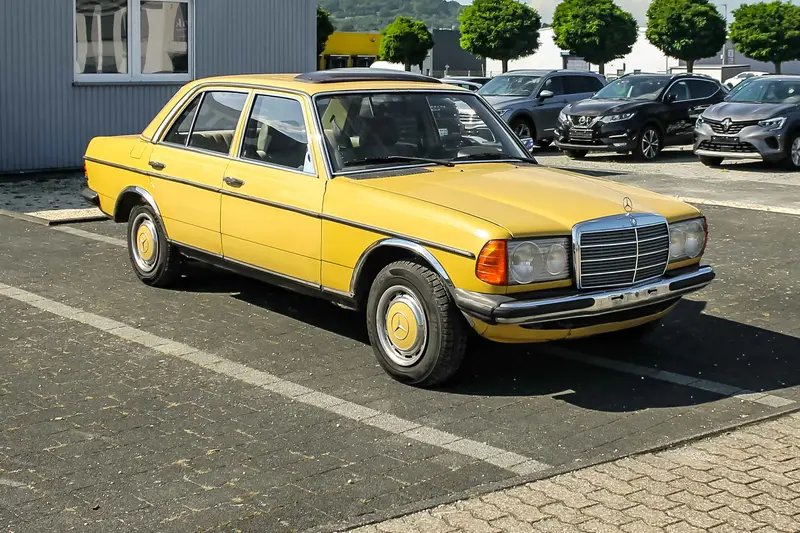 Mercedes-Benz W123 200 partially restored sunroof (1980)