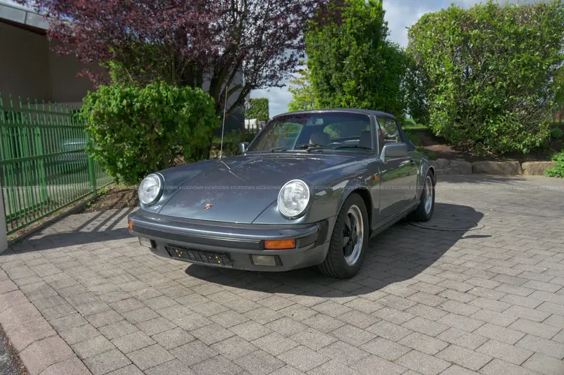 Porsche 911 3.2 Carrera Cabriolet (1983) mit Classic Data Note 2+, elegante Farbkombination, gepflegter Originalzustand