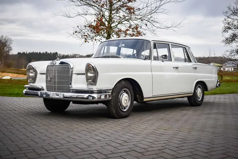 Mercedes Benz W111 220S Heckflosse Schiebedach Servo Historie (1964)