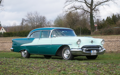 Oldsmobile 98 (1955), klassischer US-V8 mit Automatikgetriebe, zweifarbige Originallackierung in Grün, mit H-Kennzeichen