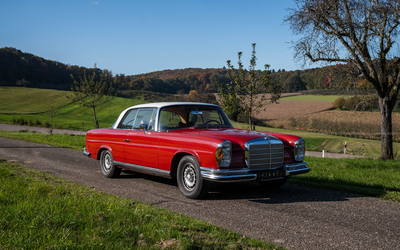 Mercedes Benz 280 SE Coupé W111 (1969) in red and white, flat radiator, engine overhauled, electric sunroof, serviced by Mercedes-Benz, value appraisal grade 1.5