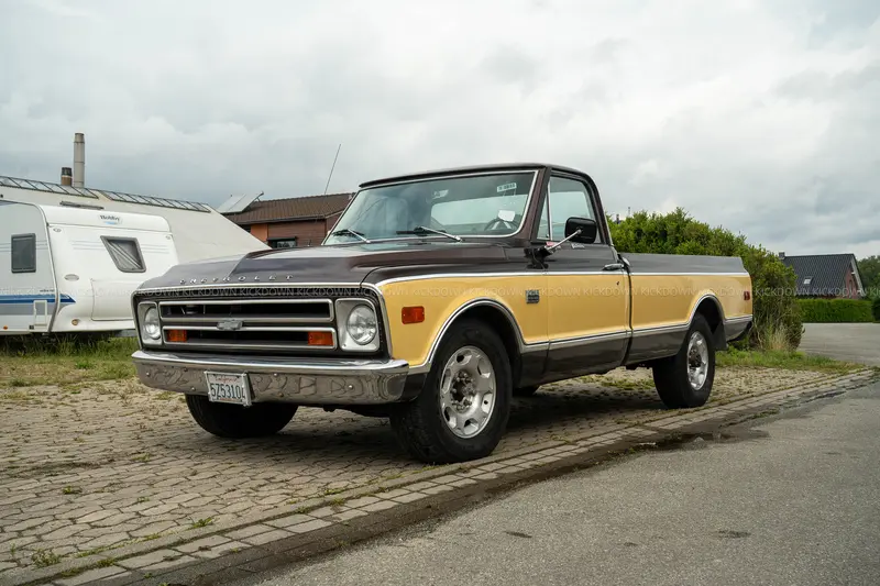 Chevrolet C20 (1968), mit überholtem 5,7-Liter-V8, Klimaanlage erneuert, mit deutschem TÜV und H-Kennzeichen