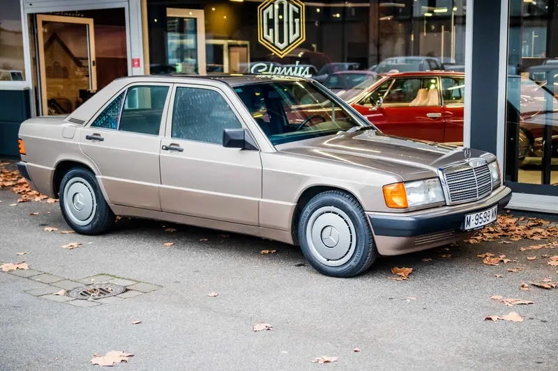 Mercedes Benz W201 190E 61t km TÜV Service braun (1992)