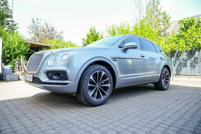 Bentley Bentayga (2017) aus 2. Hand, großer Service durchgeführt, Neuwertige Sommer -und Winterreifen, Akrapovic Auspuffanlage